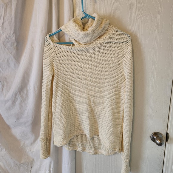 shoulder hole knit turtleneck - Picture 3 of 7